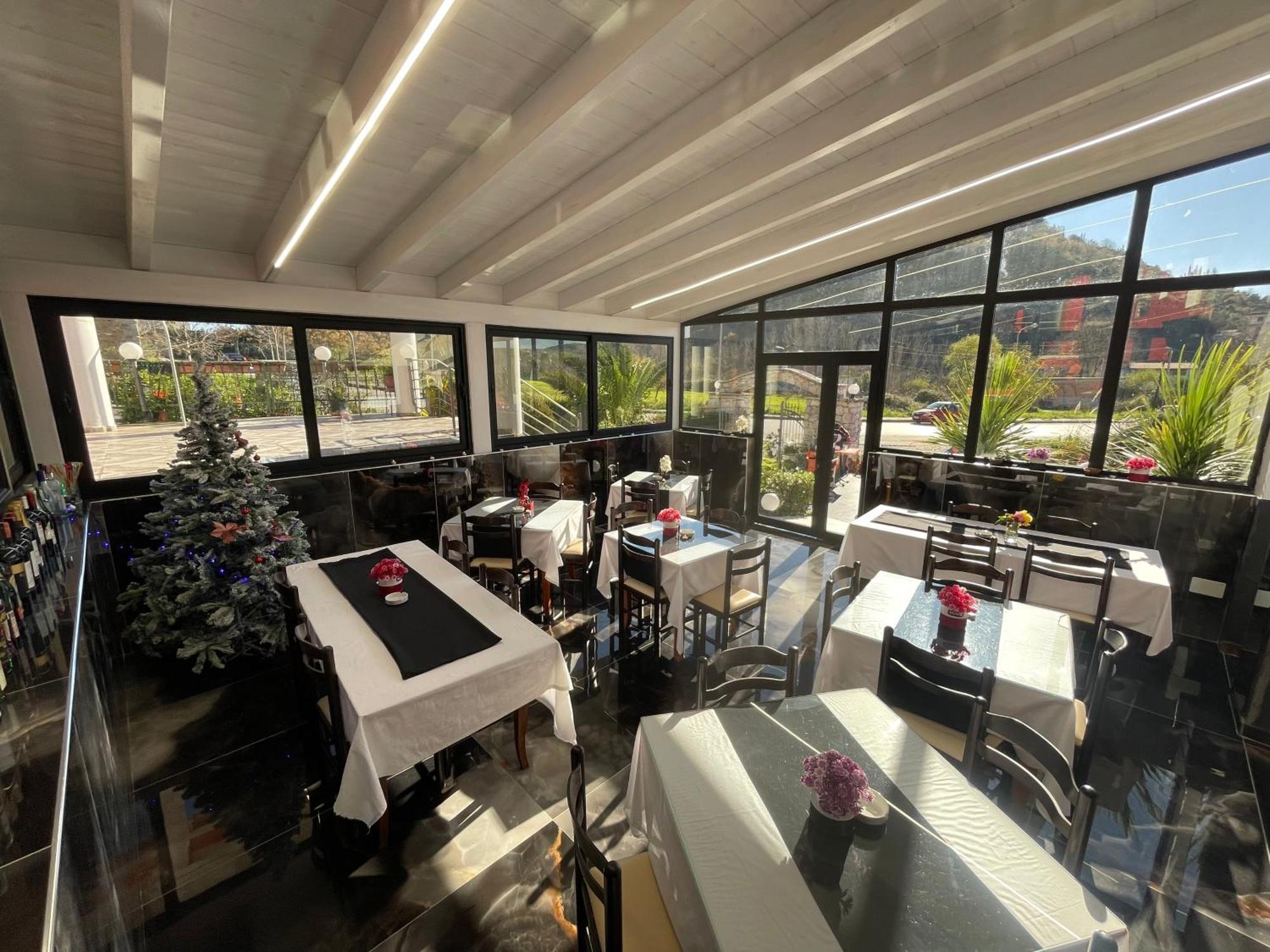 Hotel Bar Restaurant Mete Peshkepi Exteriör bild